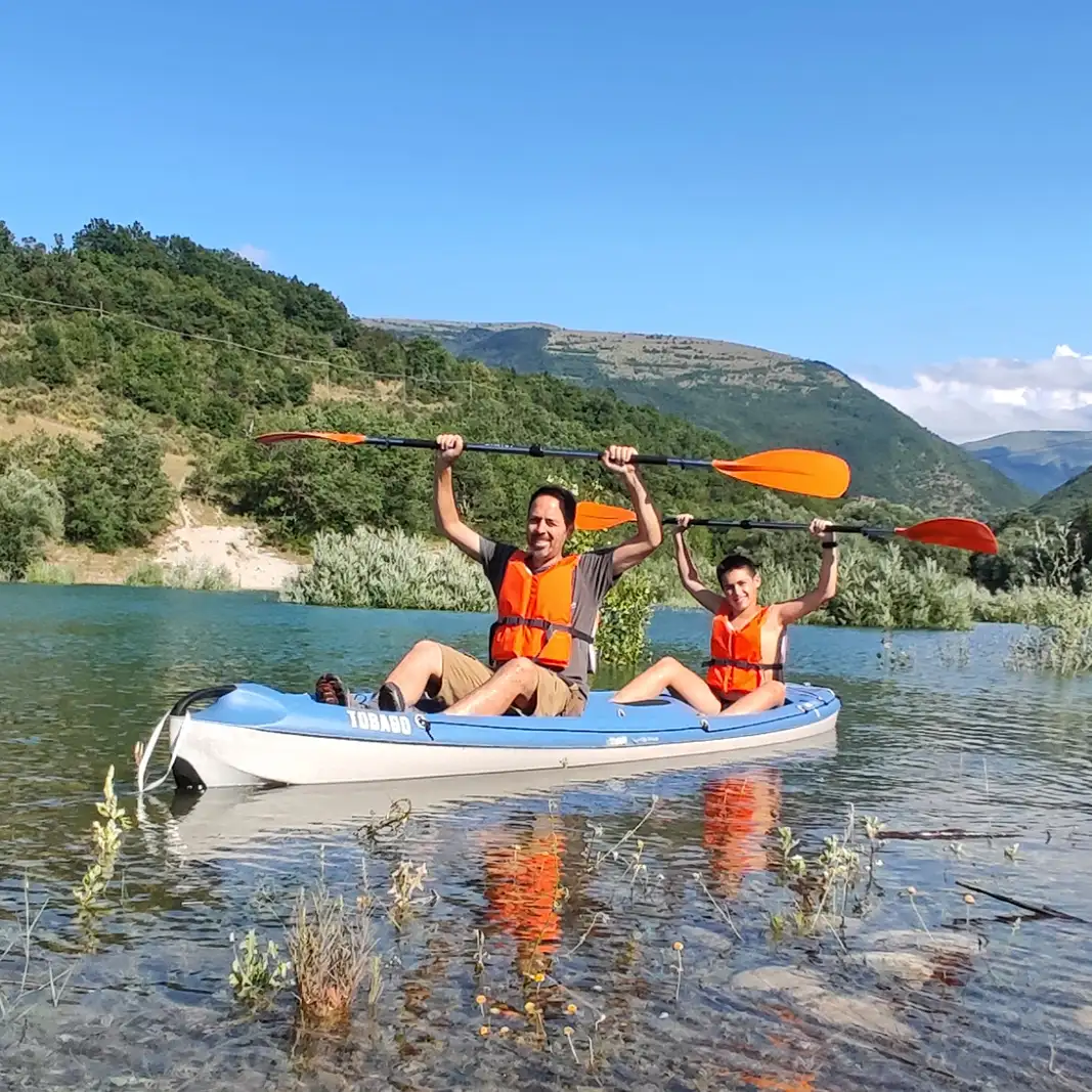 papà e figlio sulla canoa nel lago di Fiastra