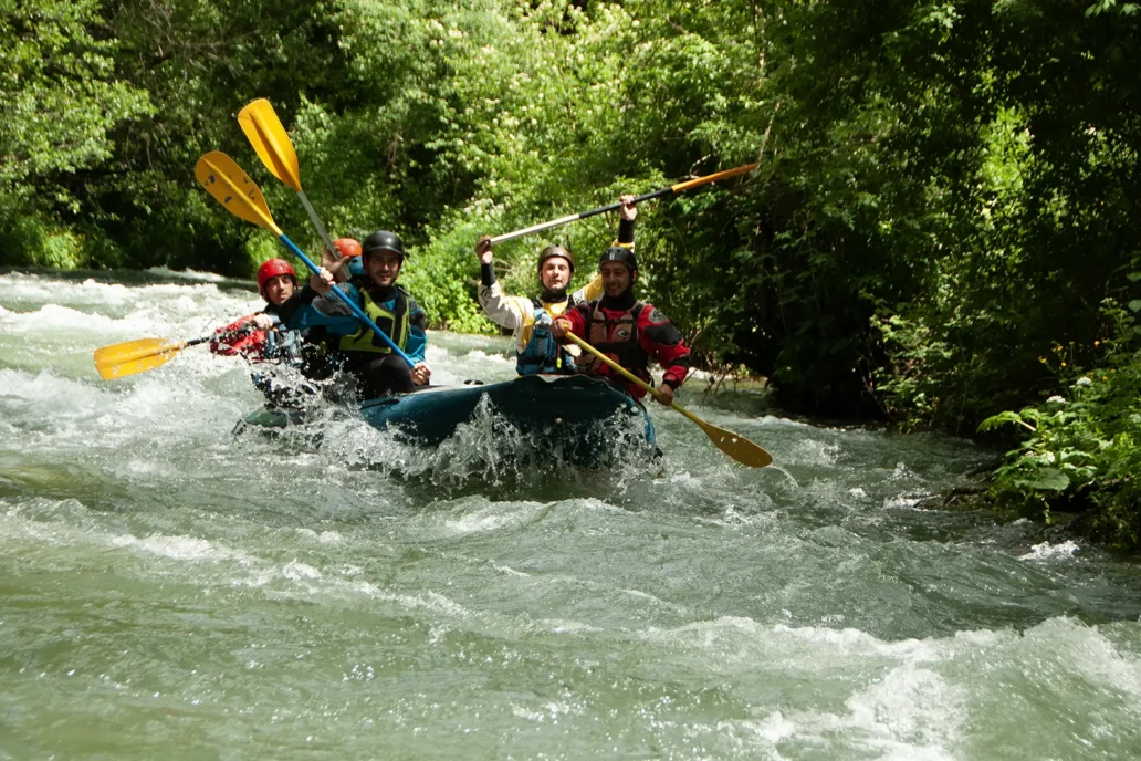 rafting in discesa su delle rapide