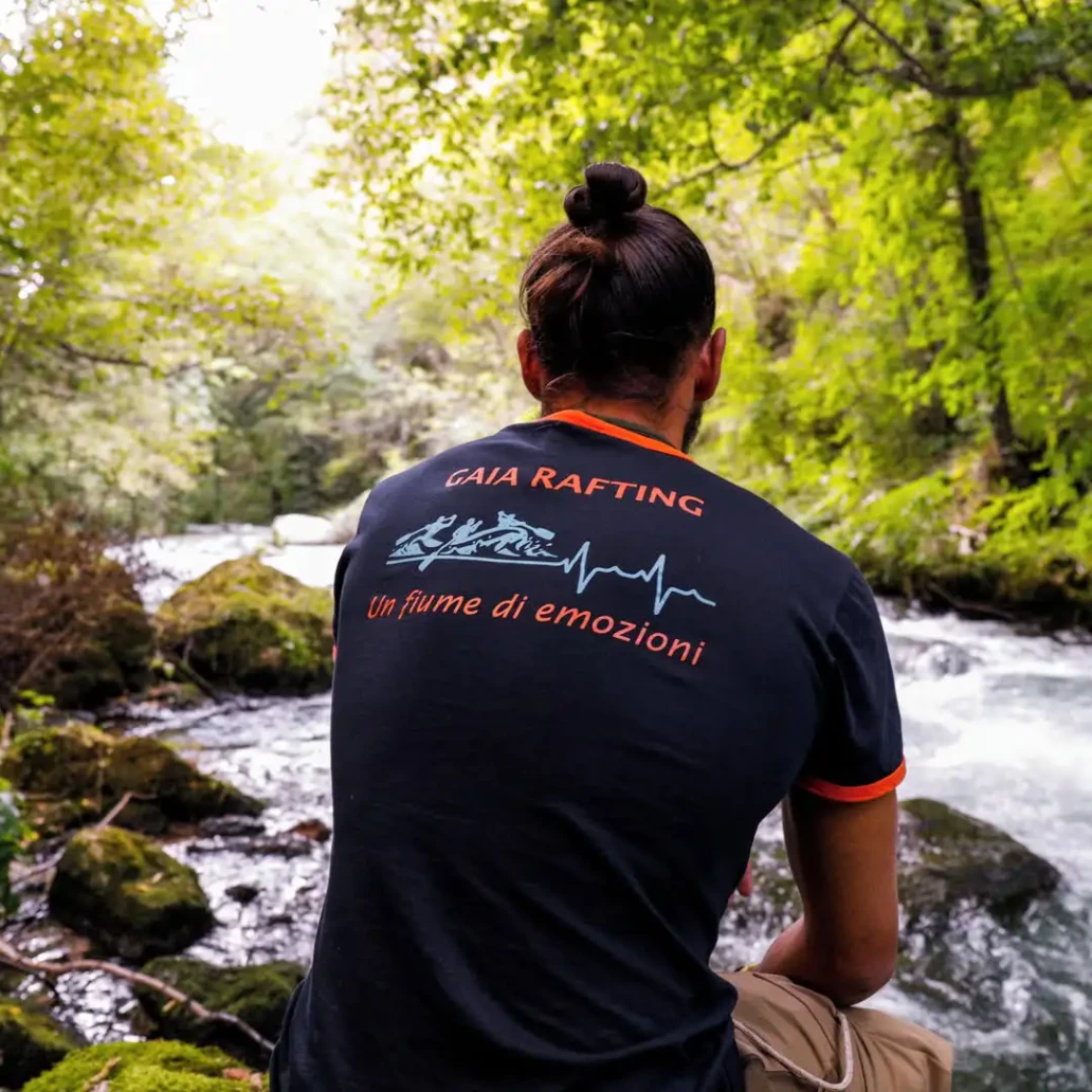 gaia rafting, ragazzo di spalle in riva al fiume corno
