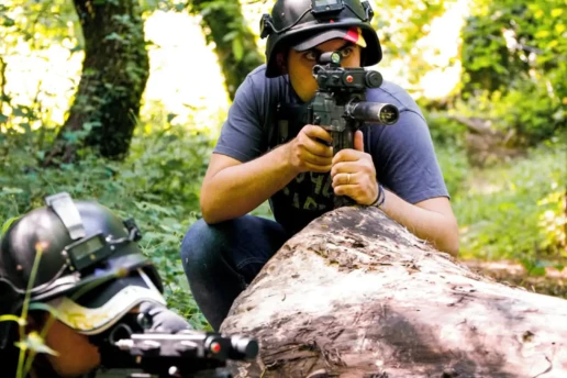 ragazzo che spara con il laser tag