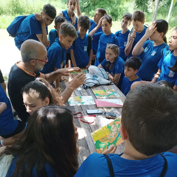Giuliano che fa educazione ambientale ai ragazzi di una scuola media