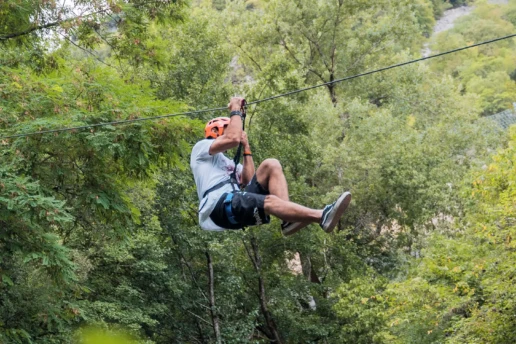 ragazzo che scende su una zipline