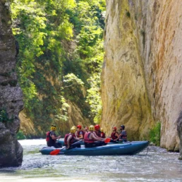 due gommoni rafting fermi a fare le foto nel traddo delle gole del fiume Corno