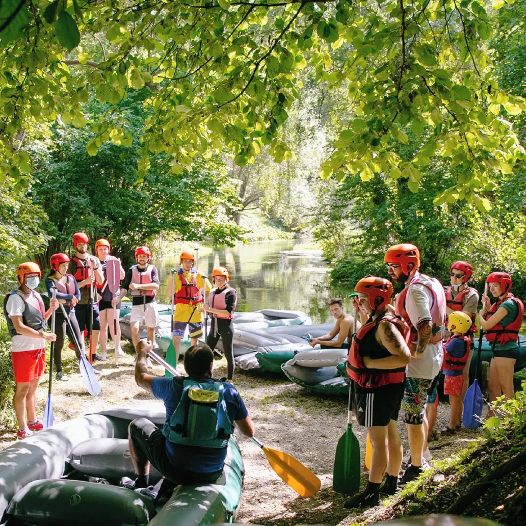 istruttore che da lezione di rafting