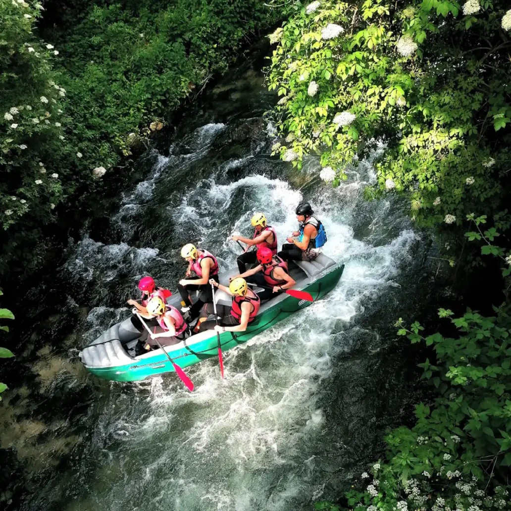 gruppo rafting con inquadratura dall'alto