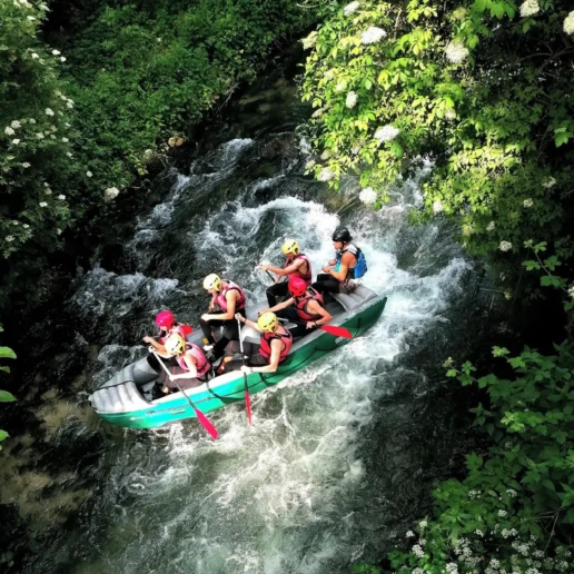 gruppo rafting con inquadratura dall'alto