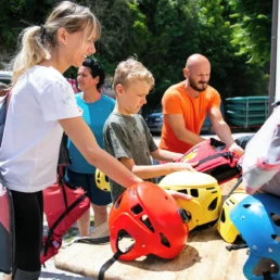 famiglia mentre stanno preparando l'attrezzatura per andare in canoa