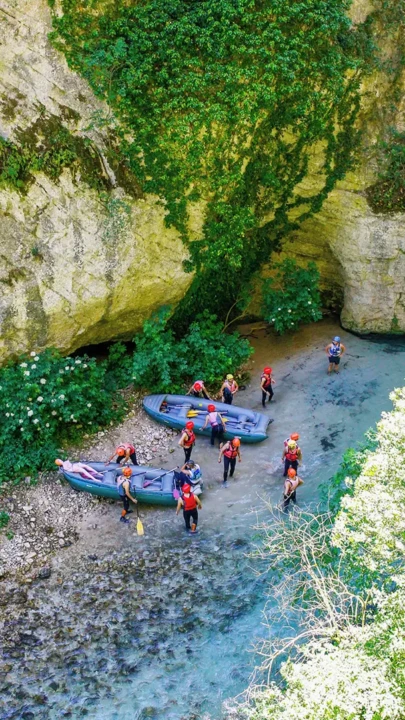 sosta di due canoe di rafting, in sosta vicino alle gole