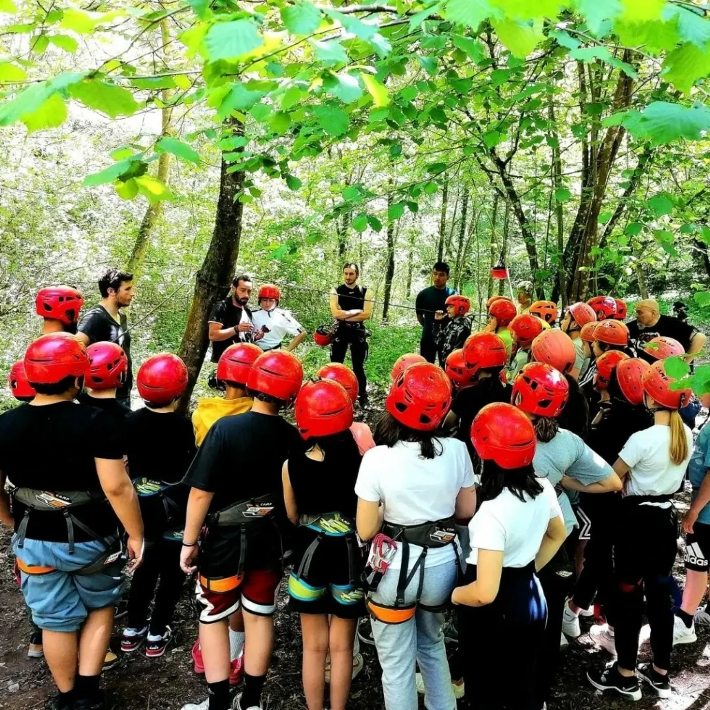 gruppo che ascolta una lezione di rafting e parco avventura