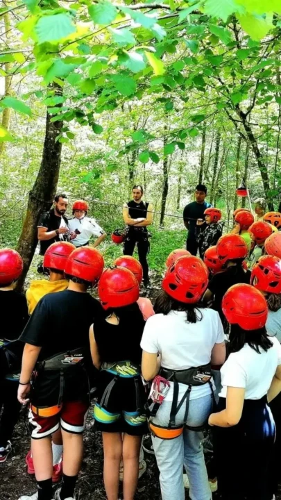 gruppo che ascolta una lezione di rafting e parco avventura