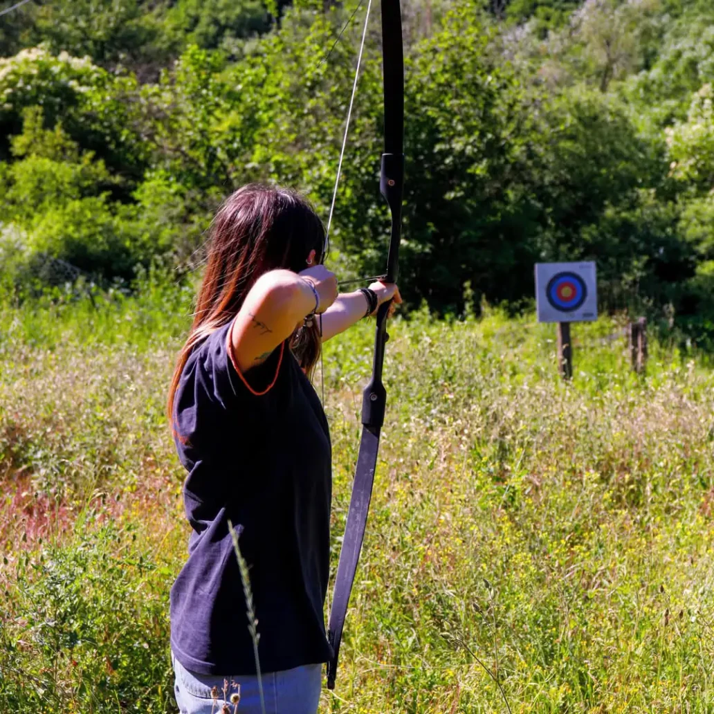 ragazza che sta tirando con l'arco