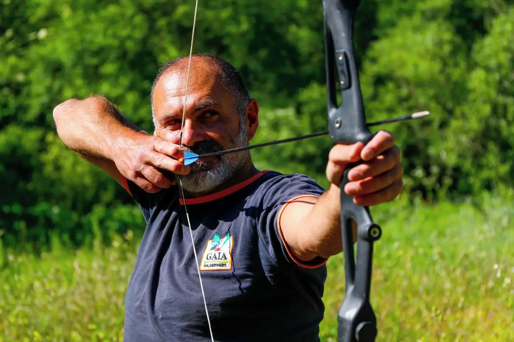 istruttore che tira con l'arco