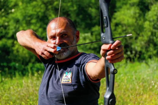 istruttore che tira con l'arco