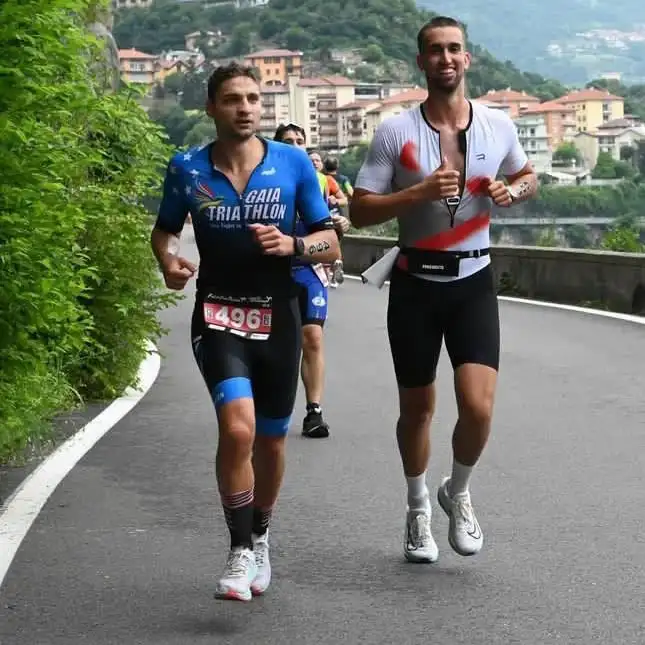 Andrea durante la corsa nella gara di triathlon