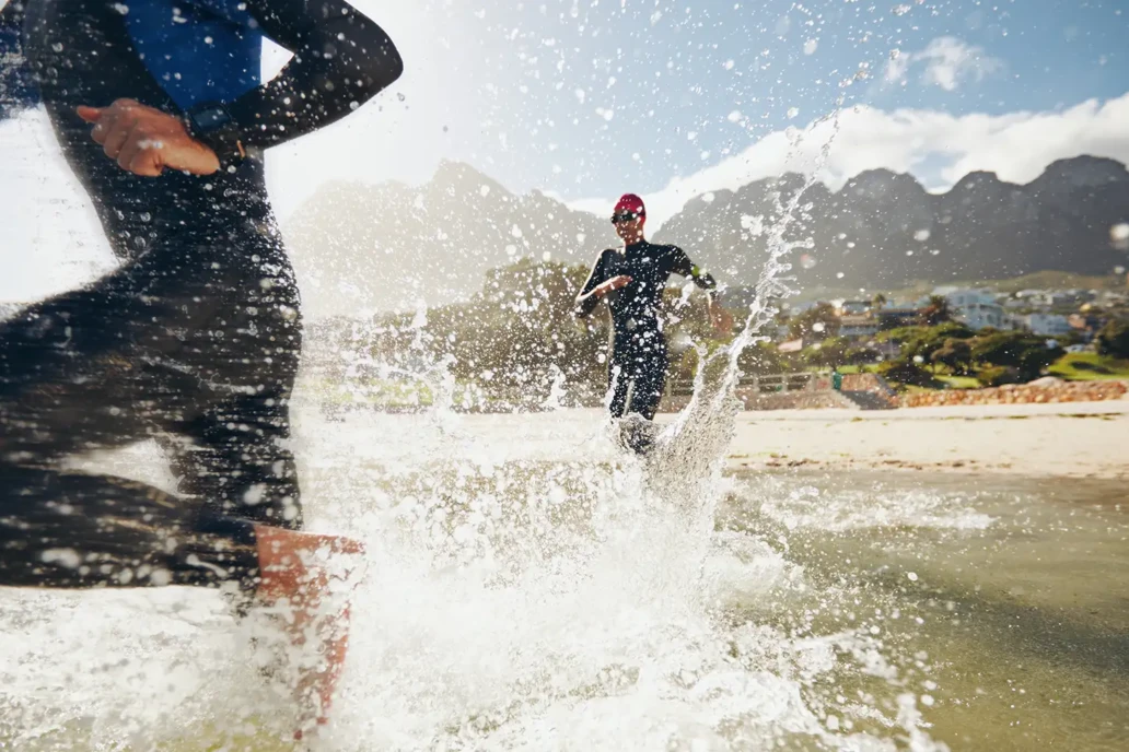 ragazzi che corrono nel lago durante una gara di triathlon