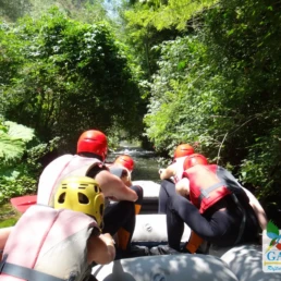 ragazzi in posizione durante una discesa di rafting