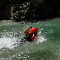 ragazza che nuota nel fiume corno