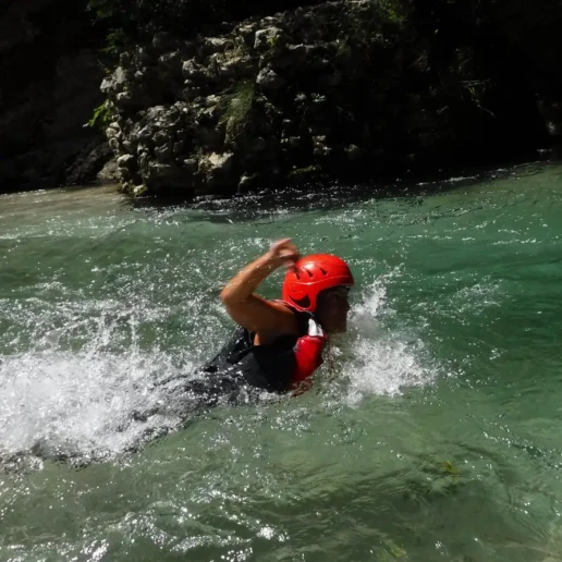 ragazza che nuota nel fiume corno