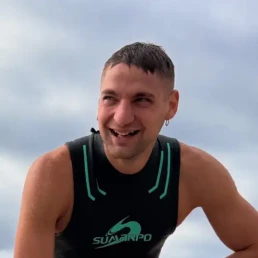 Andrea sorridente dopo una gara di triathlon