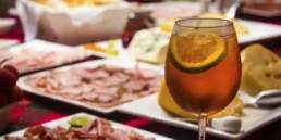drink con una sfondi di piatti di affettati e formaggi