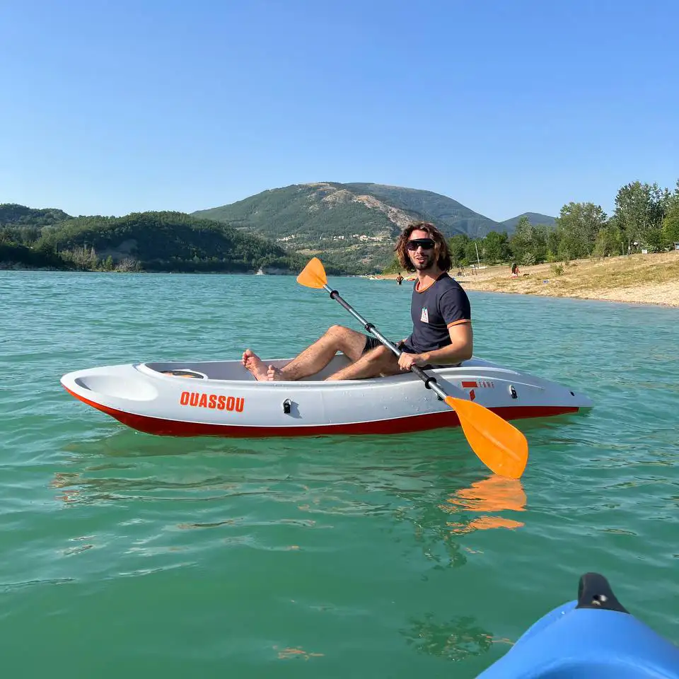 ragazzo in canoa sul lago di Fiastra