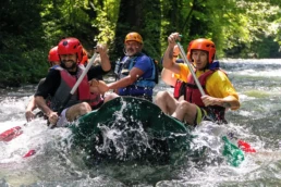 gruppo di ragazzi guidati dall'istruttore di rafting