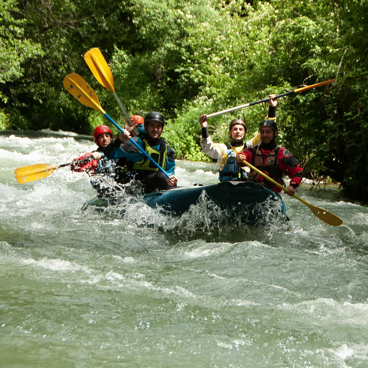 Discesa in rafting sulle rapide