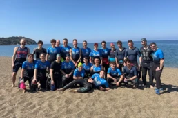 la squadra di triathlon Gaia in formazione sulla spiaggia