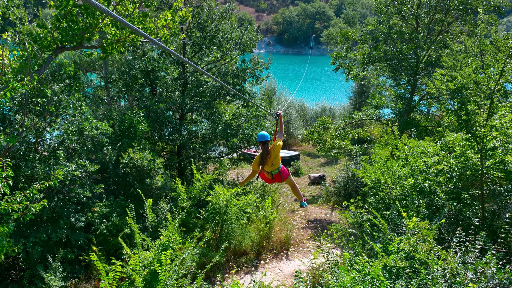 ragazza che scende dalla zipline che attraversa il lago di Fisatra