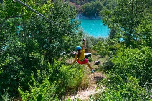 ragazza che scende dalla zipline che attraversa il lago di Fisatra