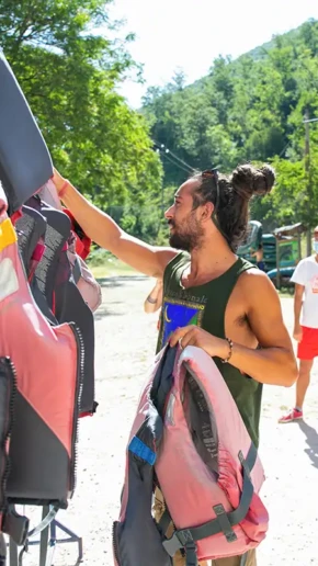 istruttore di rafting che sistema l'attrezzatura