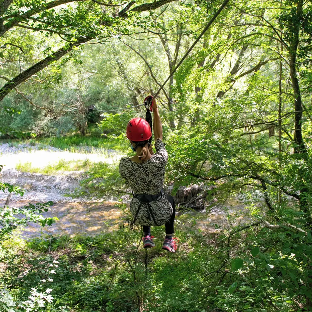 ragazza che scende su una zipline